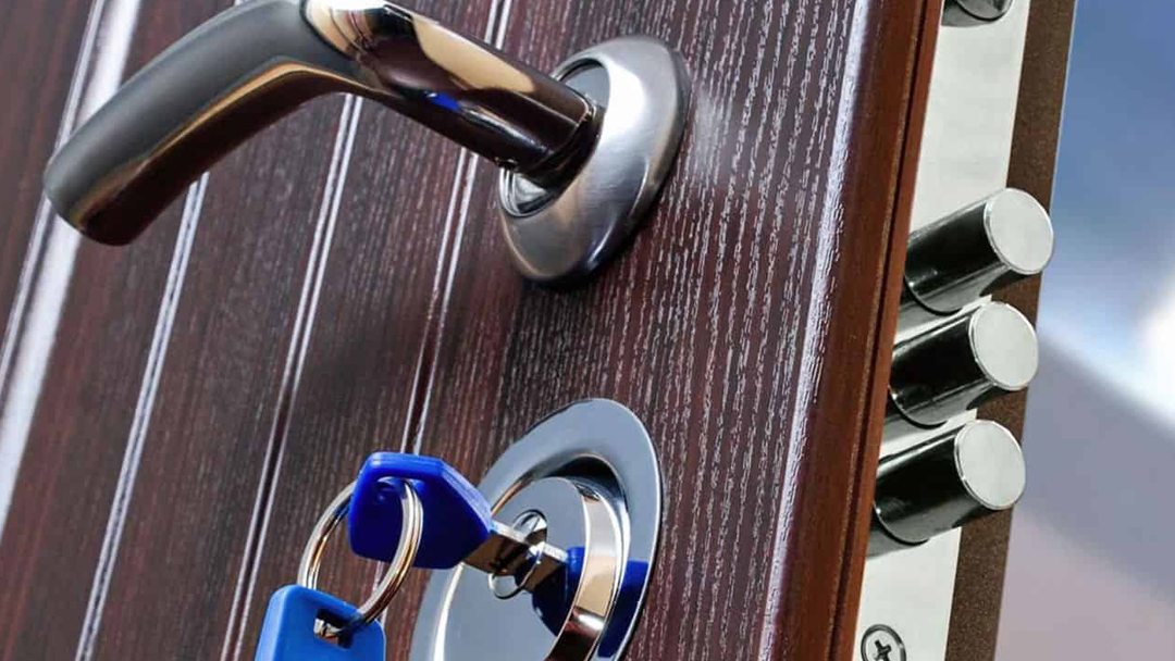 Poser une serrure sur une porte d’entrée et comment bien la choisir